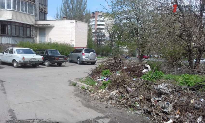 Жители Коммунарского района жалуются на свалку по соседству (ФОТО, ВИДЕО)
