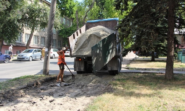 В Александровском районе ремонтируют тротуары (ФОТО)