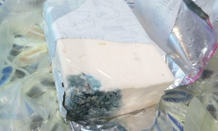 Запорожец купил в супермаркете испорченный сыр (ФОТО)
