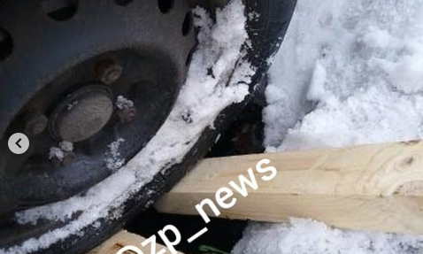 В Запорожье автомобиль с детьми попал в присыпанный снегом открытый люк (ВИДЕО)