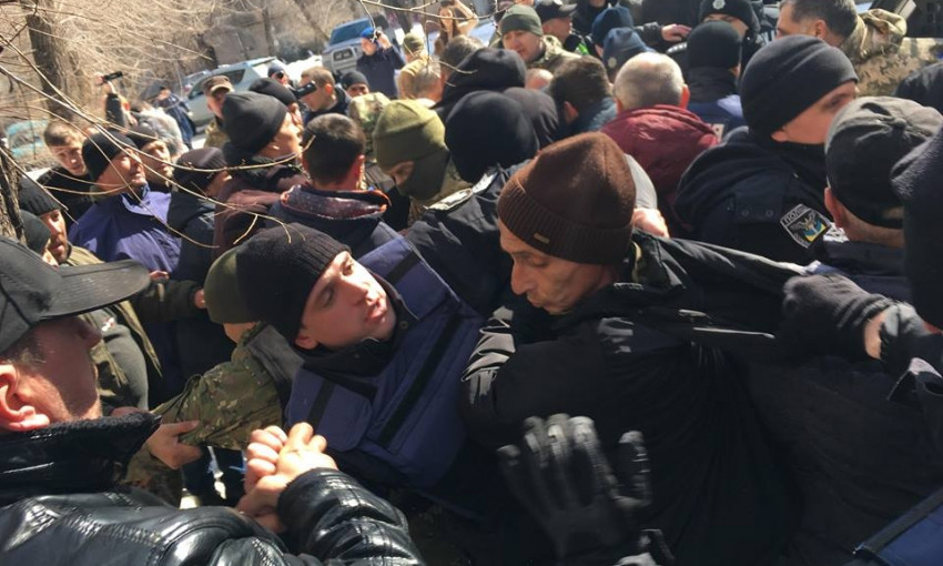 Появилось видео стычек АТОшевцев с полицией перед ЗОГА: Задержан организатор митинга