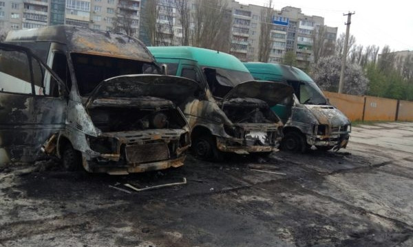ЧП: Утром загорелись несколько микроавтобусов (ФОТО)