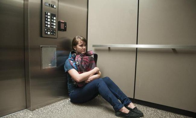 Женщина звала на помощь из застрявшего лифта
