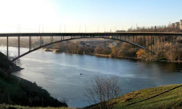В Запорожье 25-летний парень чуть не спрыгнул с моста