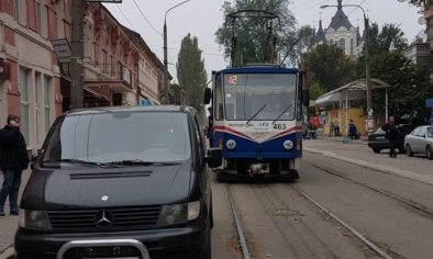 В Запорожье автохам заблокировал движение трамвая (ФОТО)