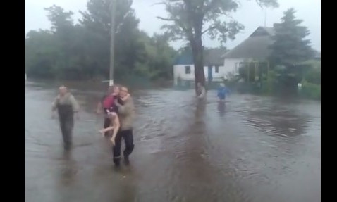 Из затопленного дома спасали старушку и ее 10-летнюю внучку (ВИДЕО)
