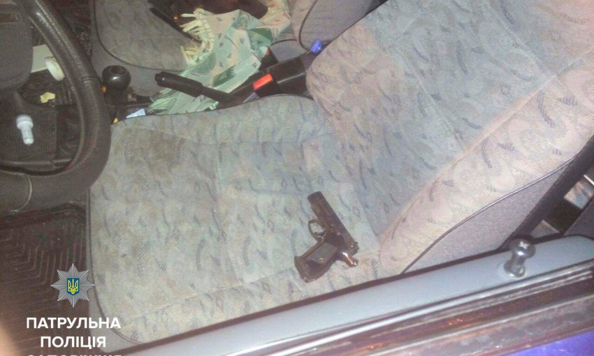 В Запорожье в людном месте водитель размахивал пистолетом