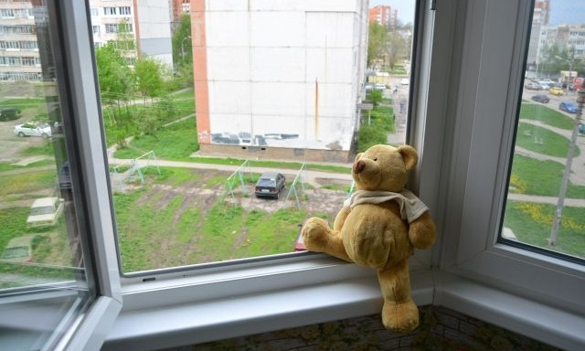 В Запорожье в Днепровском районе выпала девушка с 3-го этажа
