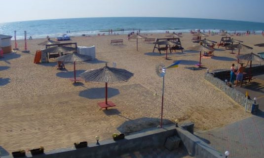 В Кирилловке отдыхающие уже вовсю заполняют пляжи (ВИДЕО)