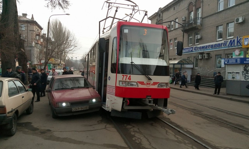 Новый запорожский трамвай угодил в ДТП (ФОТО)