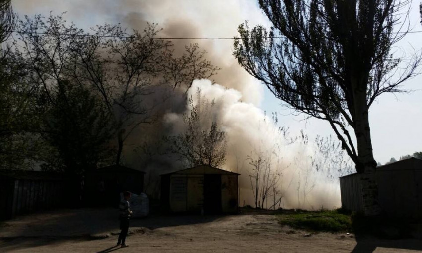 Масштабный пожар в Запорожье (ФОТО)