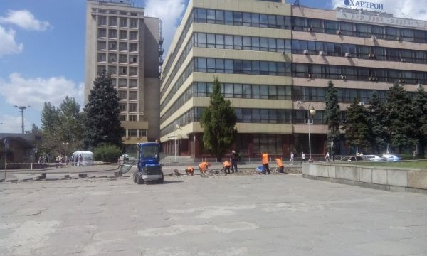 Рано!!! Демонтаж плитки на центральной площади Запорожья начали незаконно