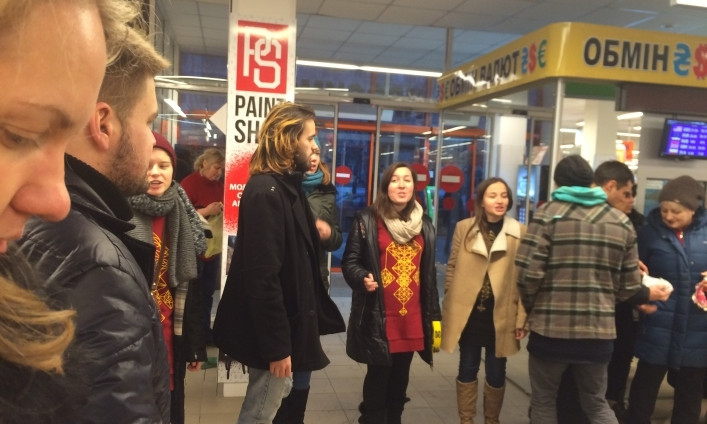 Еще один флешмоб: в мелитопольском торговом центре пели колядки