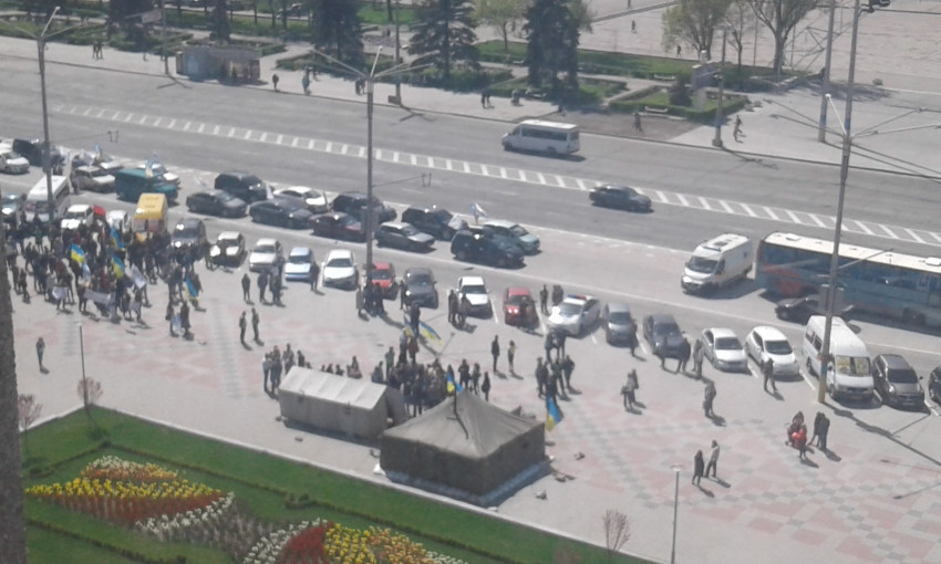 На площади Фестивальной растет напряжение: Собрались десятки людей (ФОТО)