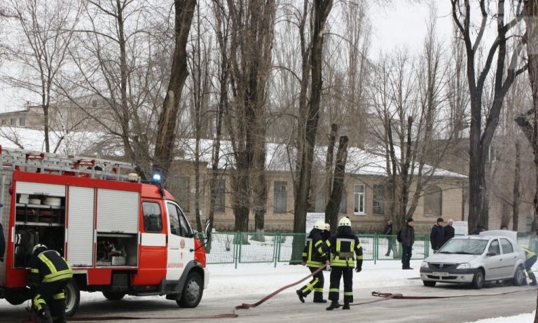 В сети появилось видео возгорания автомобиля в центре Запорожья