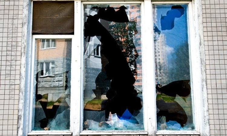 Сюрприз: Запорожанке разбили окно квартиры (ФОТО)