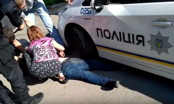 Опубликовано видео наезда полицейских на многодетную мать