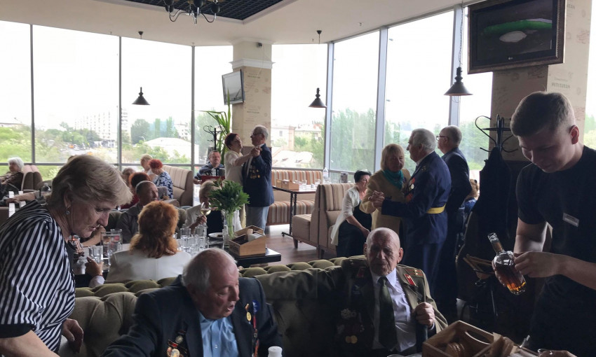 В Запорожье ветеранов угощали обедом в дорогом кафе (ФОТО)