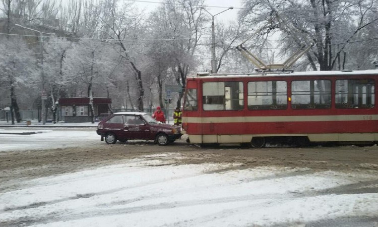 Фотофакт: Сегодня в Запорожье столкнулись трамвай и легковушка
