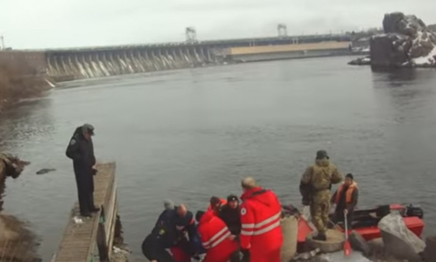 Видео спасения спрыгнувшего с запорожской плотины самоубийцы