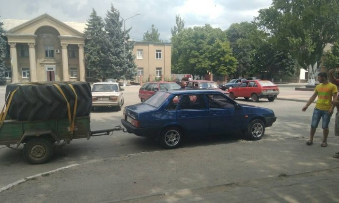 В Запорожской области легковушка возит за собой огромную "запаску" (ФОТОФАКТ)