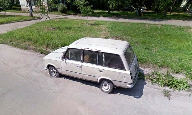 В Запорожье автомобиль врос в дорогу