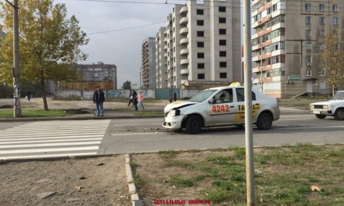 В Запорожье произошло ДТП с машиной такси (ФОТО)