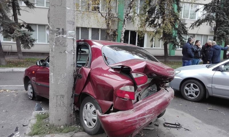 В Запорожье три автомобиля получили ущерб при ДТП: три человека травмировались