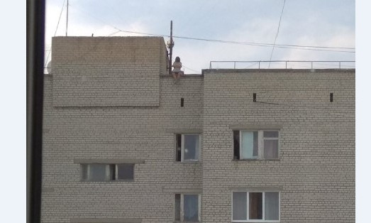 В сети опубликовали фото странной парочки, целующуюся на краю крыши многоэтажки (ФОТО)