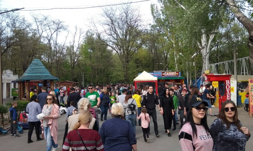 Жители Мелитополя штурмуют парк (ВИДЕО)