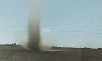 В Запорожской области сняли на видео огромный смерч (ВИДЕО)