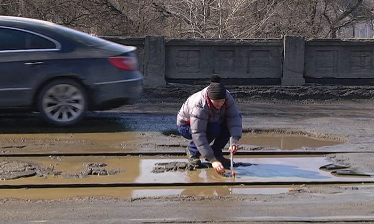 В сети показали дорогу на Калибровой: в ямы можно нырять (ФОТО)