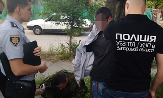 В Запорожье на улице задержали подозрительного мужчину (ФОТО)