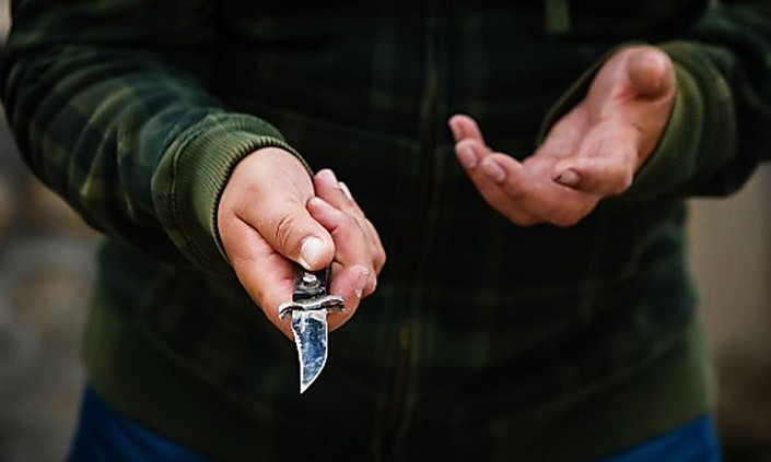 В Запорожской области мужчина отобрал деньги у подростка, пригрозив ножом