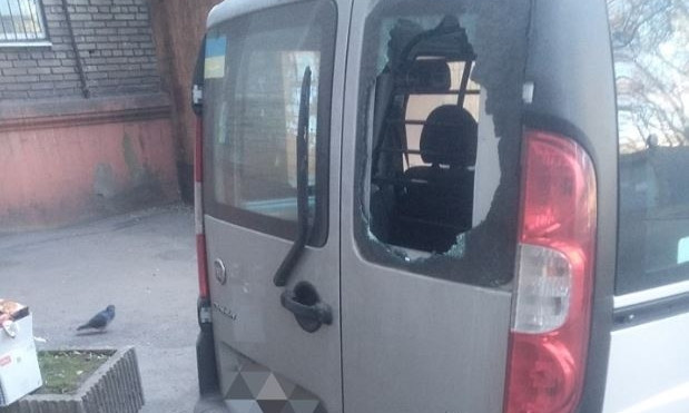 Запорожскому активисту стали часто разбивать стекло в автомобиле