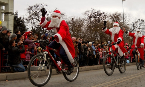 В Запорожье Дедушки Морозы на на велосипедах будут раздавать детям подарки