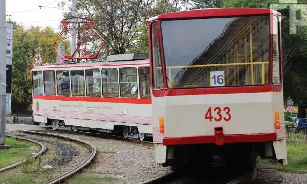 На улицах Запорожья появился трамвай в вышиванке (ФОТО)