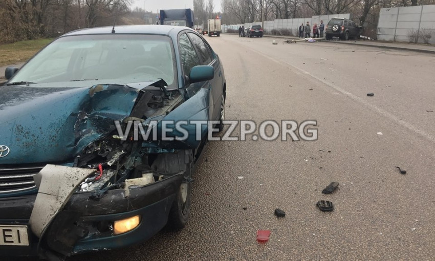 Масштабное ДТП: На Хортице столкнулись несколько авто, одно из них снесло забор коллегиума (ФОТО)