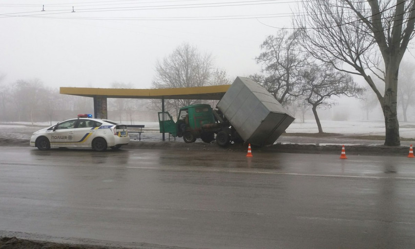 Серьезное ДТП в Запорожье: грузовик врезался в остановку