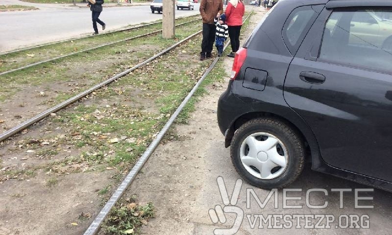 В центре Запорожья автохам заблокировал движение трамваев (ФОТО)