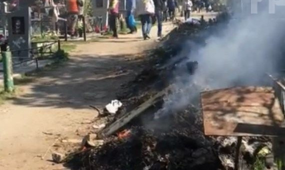 Появилось видео пожара на кладбище