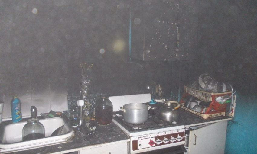 В Запорожье горела квартира в многоэтажном доме. Эвакуировали 8 человек
