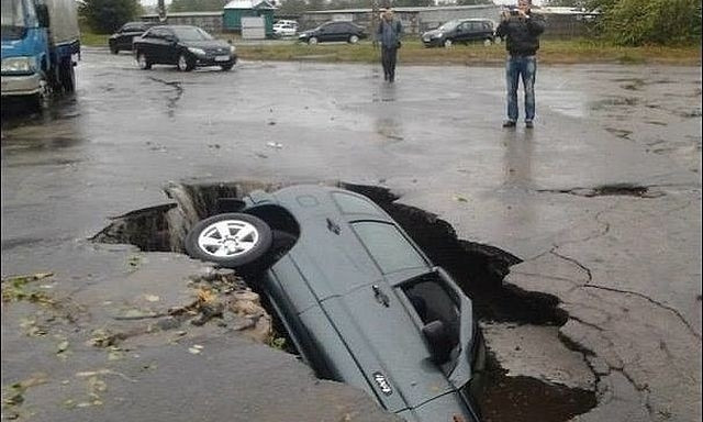 Суровые дороги Запорожья: из ямы на дороге не мог выбраться автомобиль