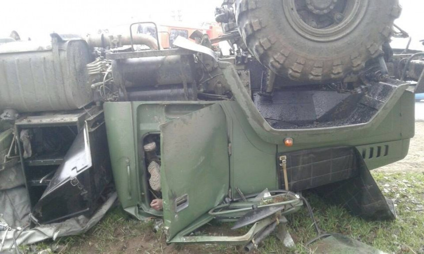 В Запорожье произошло смертельное ДТП: Перевернулся автомобиль с военными (ФОТО 18+)