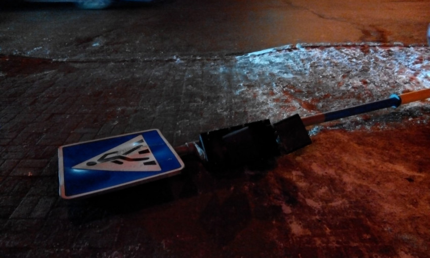 Участники аварии снесли светофор в центре Запорожья