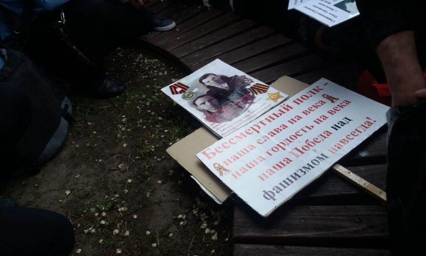 На акции "Полка Победы" в Запорожье исользовали запрещенную символику (ФОТО, ВИДЕО)