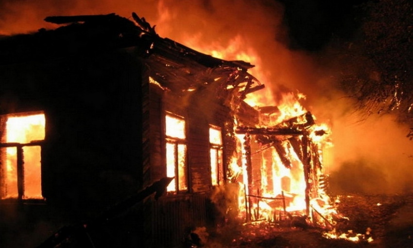 В Запорожье горел дом. Хозяйка едва спаслась