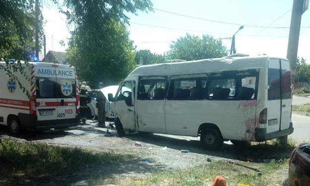 В Запорожье серьезная авария с участием маршрутки: много пострадавших (ФОТО)