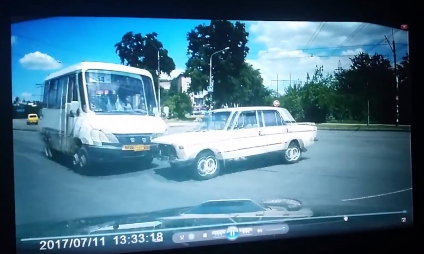 Появилось ВИДЕО момента страшного ДТП с маршруткой в Запорожье