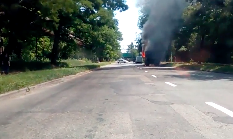 В сети появилось видео, как сегодня в Запорожье горел грузовик